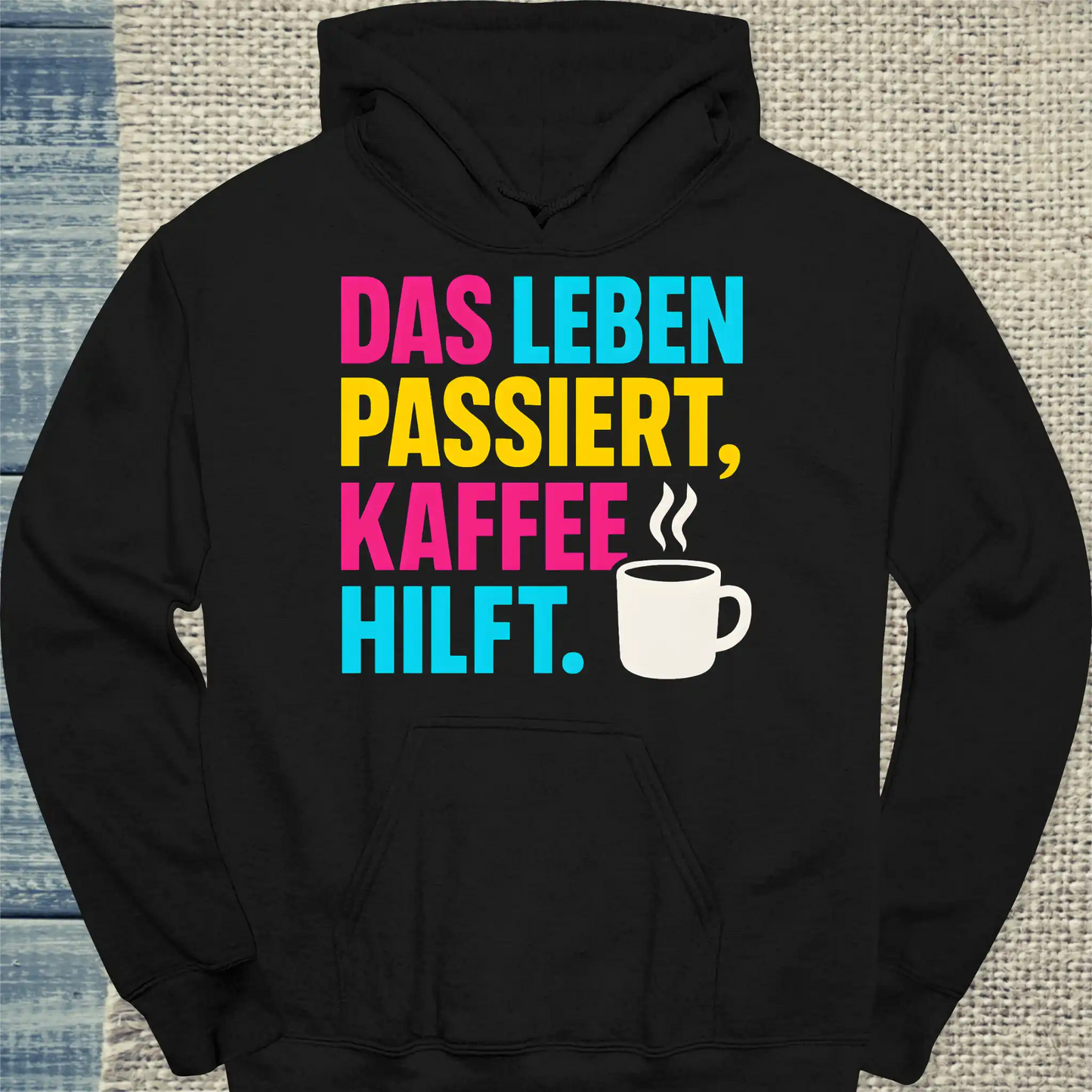 Hoodie - Das Leben passiert, Kaffee hilft. - Unisex - Kaffee Schwarz