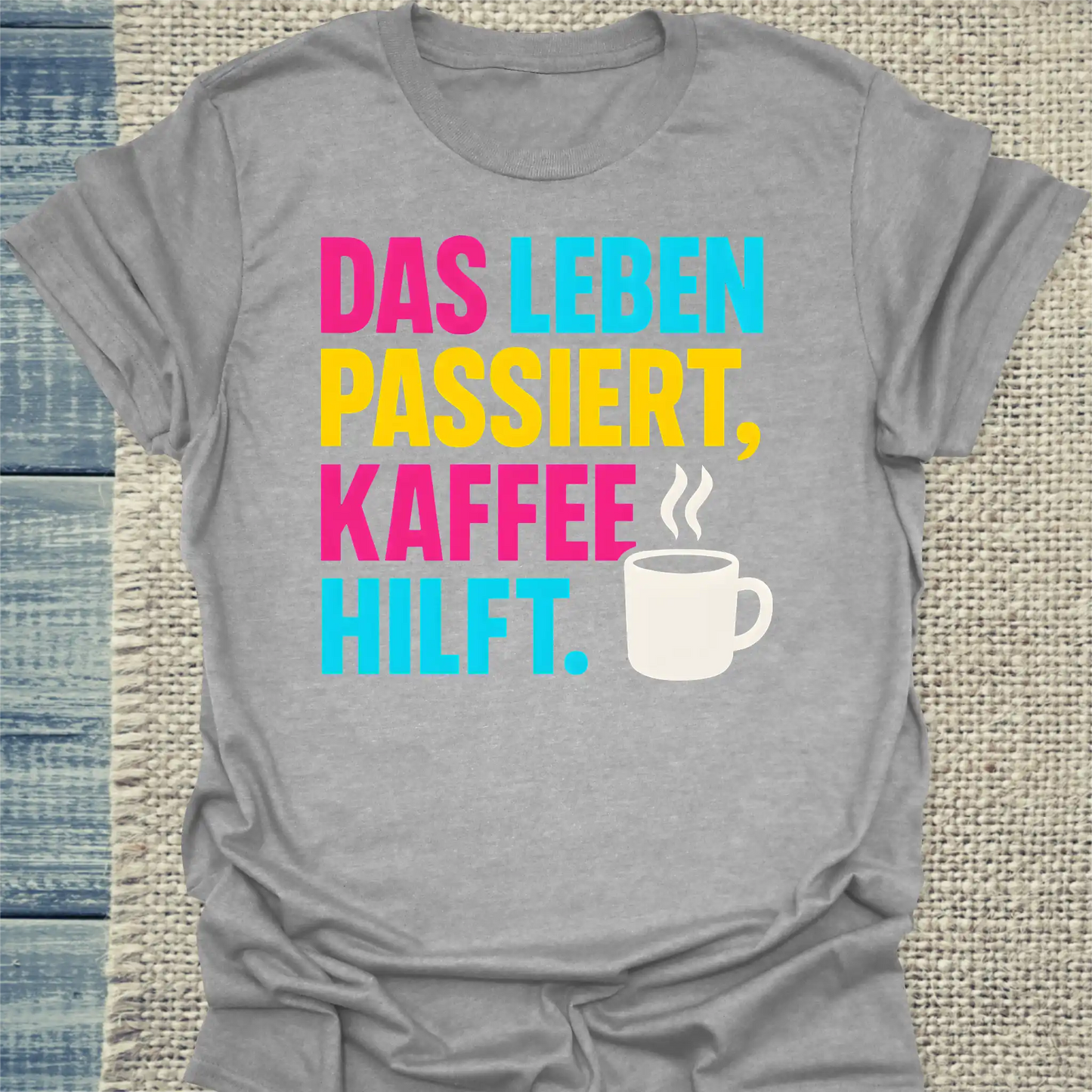 T-Shirt - Das Leben passiert, Kaffee hilft. - Unisex - Kaffee Grau