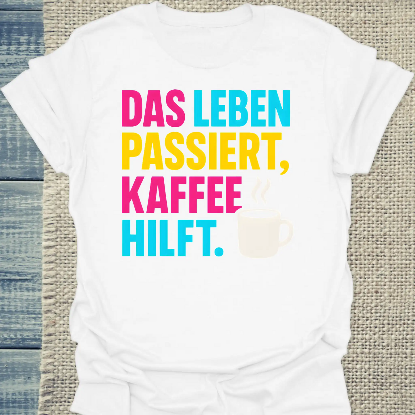 T-Shirt - Das Leben passiert, Kaffee hilft. - Unisex - Kaffee Weiß