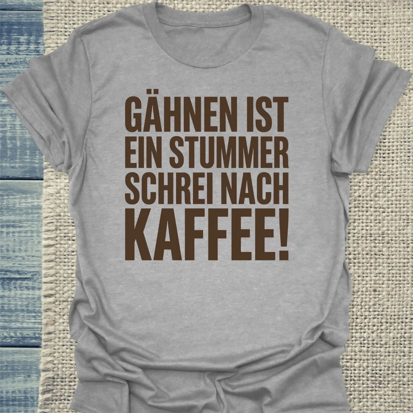 T-Shirt - Gähnen ist ein stummer Schrei nach Kaffee! - Unisex - Kaffee Grau