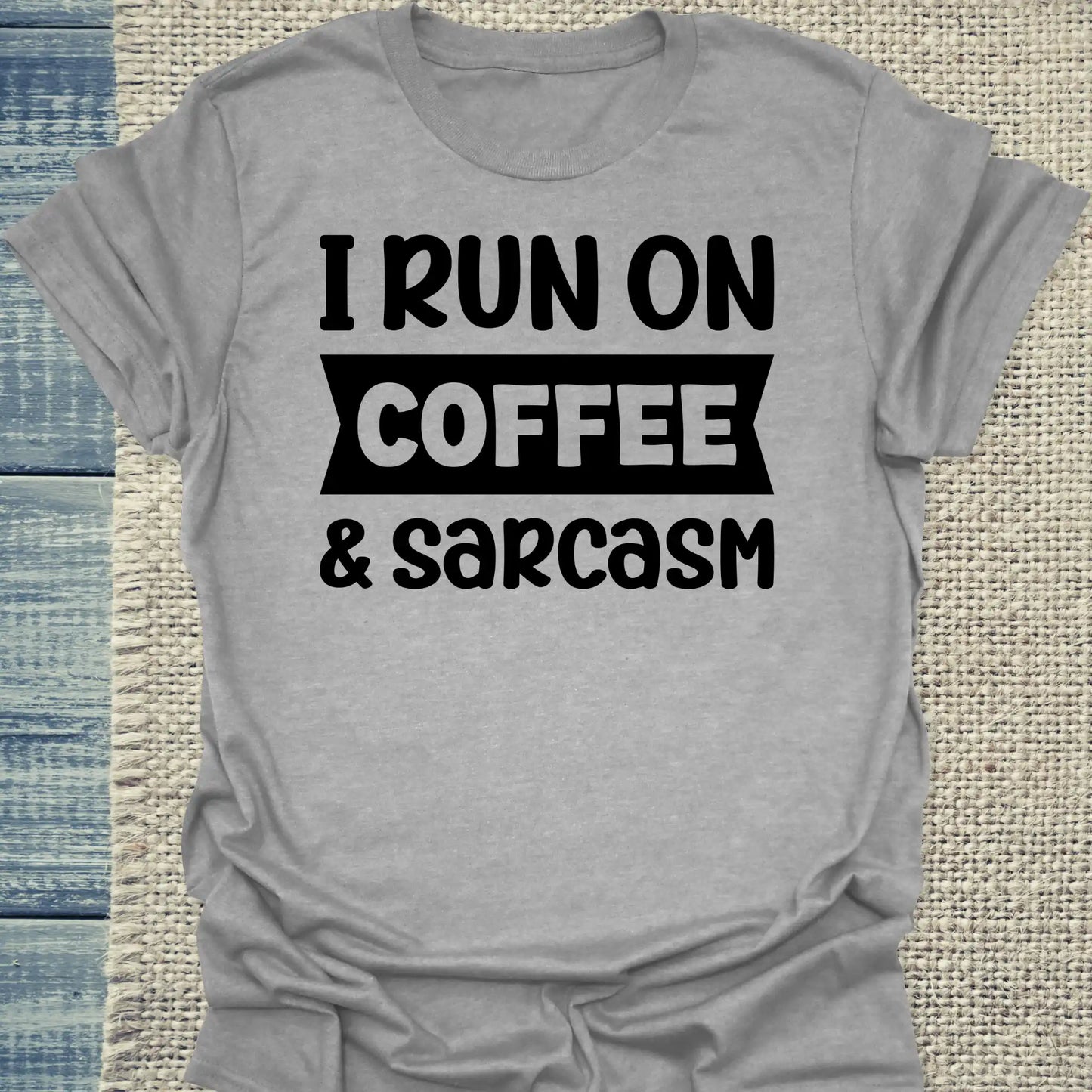 T-Shirt - I run on coffee & sarcasm - Unisex - Kaffee Grau
