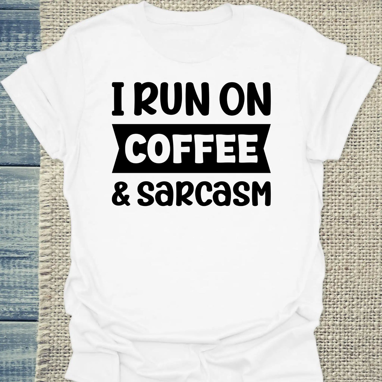 T-Shirt - I run on coffee & sarcasm - Unisex - Kaffee Weiß