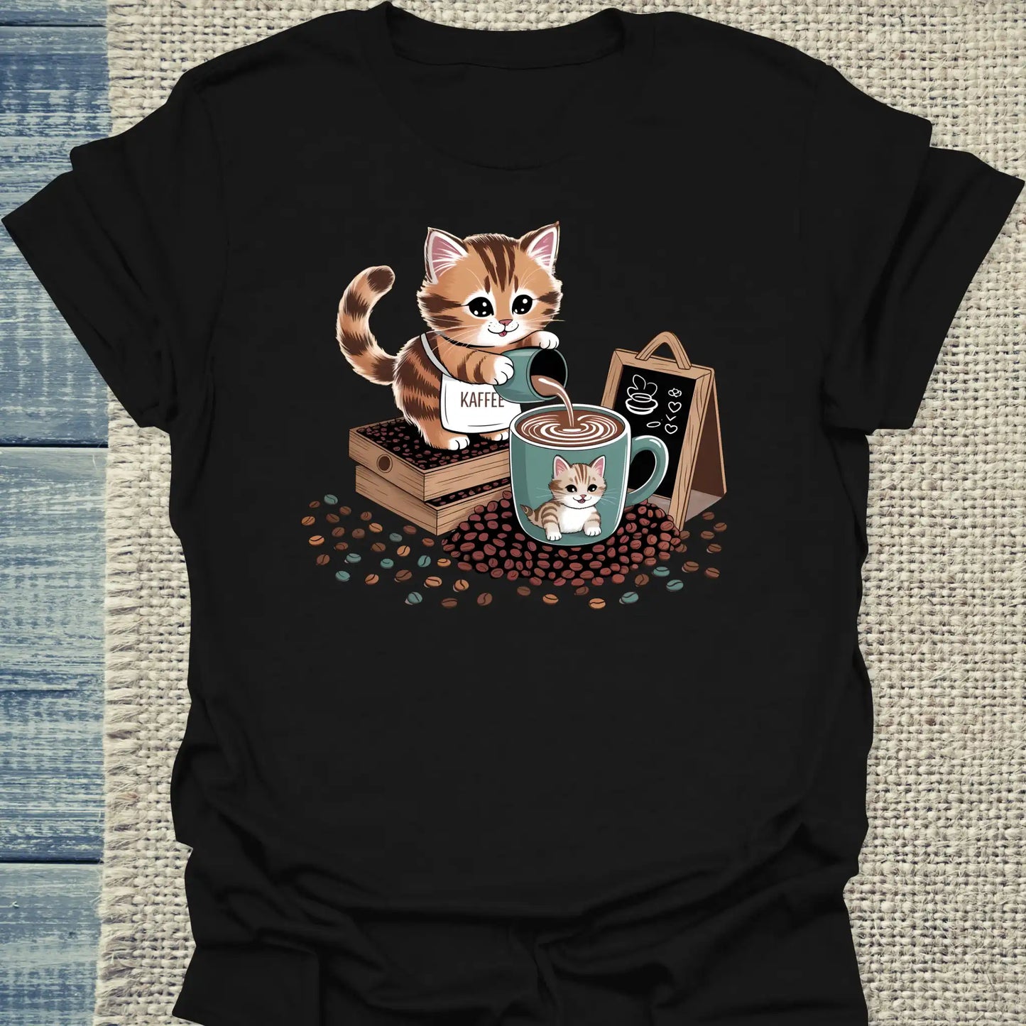 T-Shirt - Katze schenkt Kaffee aus - Unisex - Katze & Kaffee Schwarz
