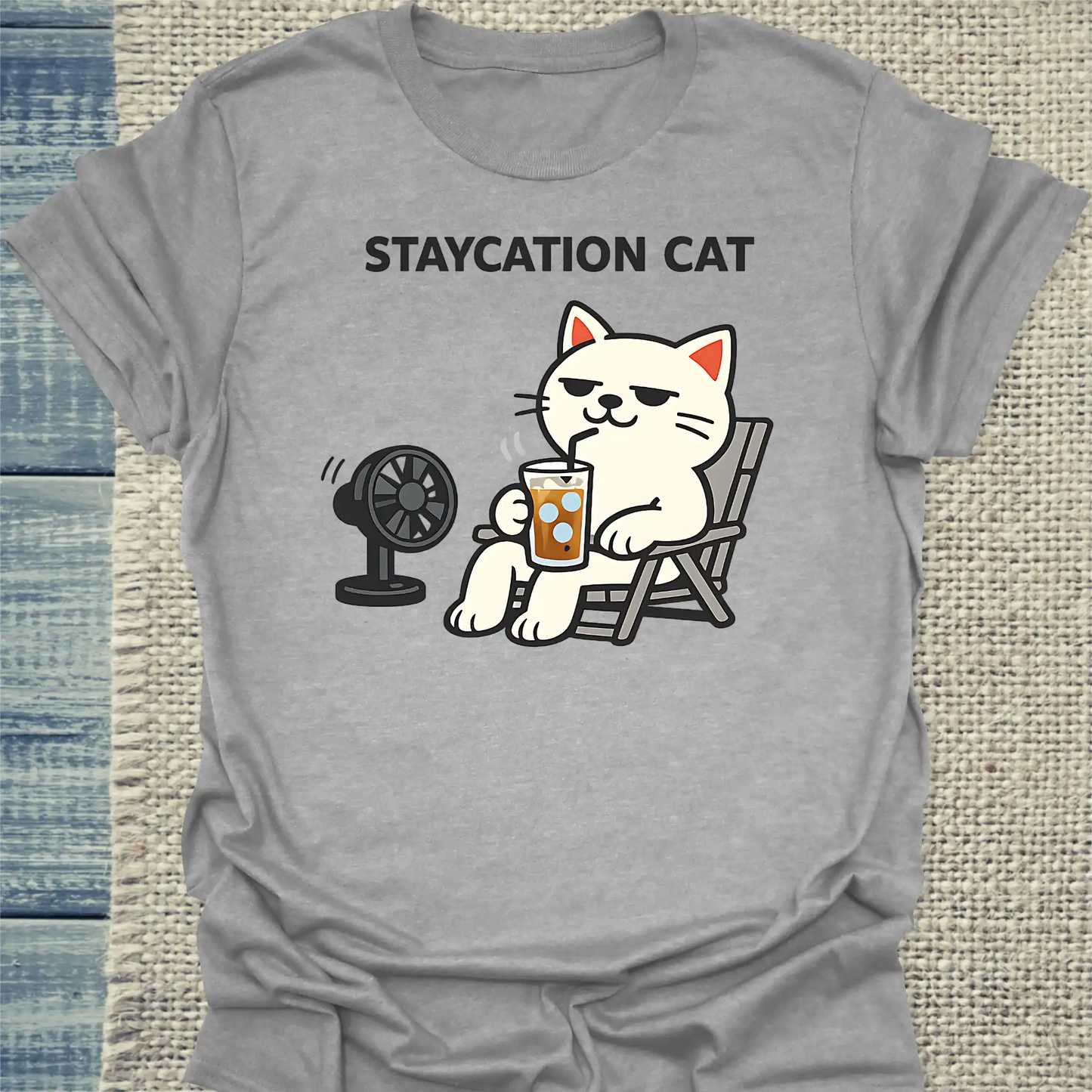 T-Shirt - STAYCATION CAT - Unisex - Katze & Kaffee, Sommer Grau