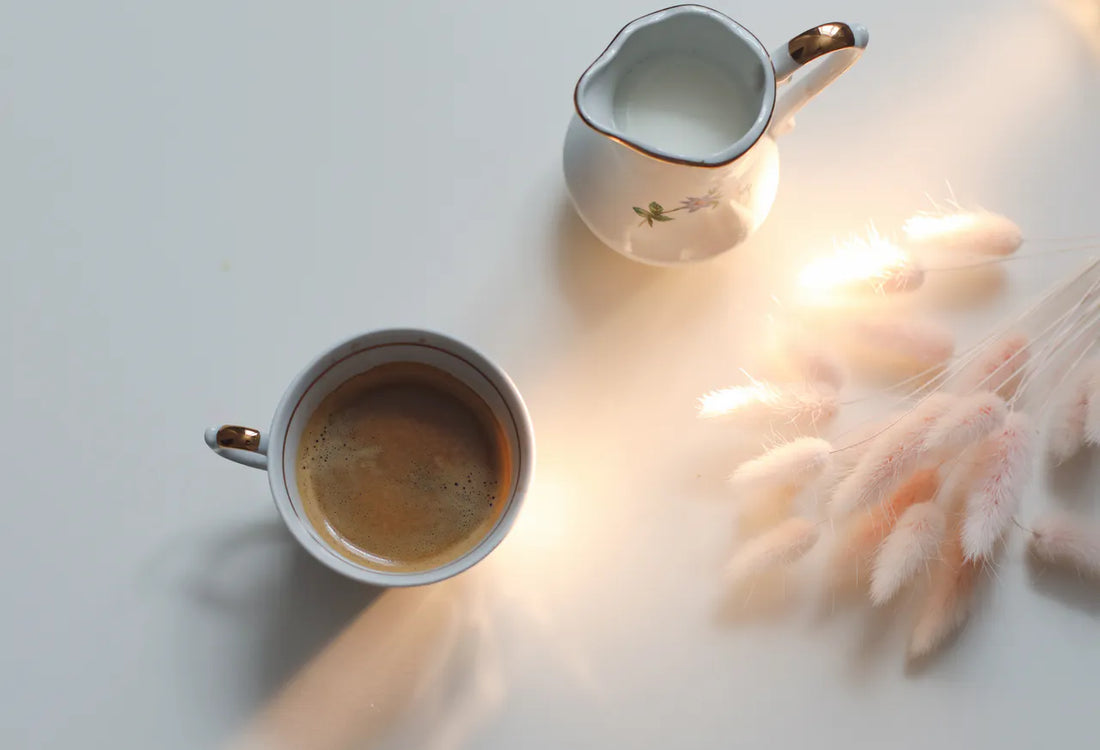 Kaffeetasse im den ersten morgendlichen Sonnenstrahlen.