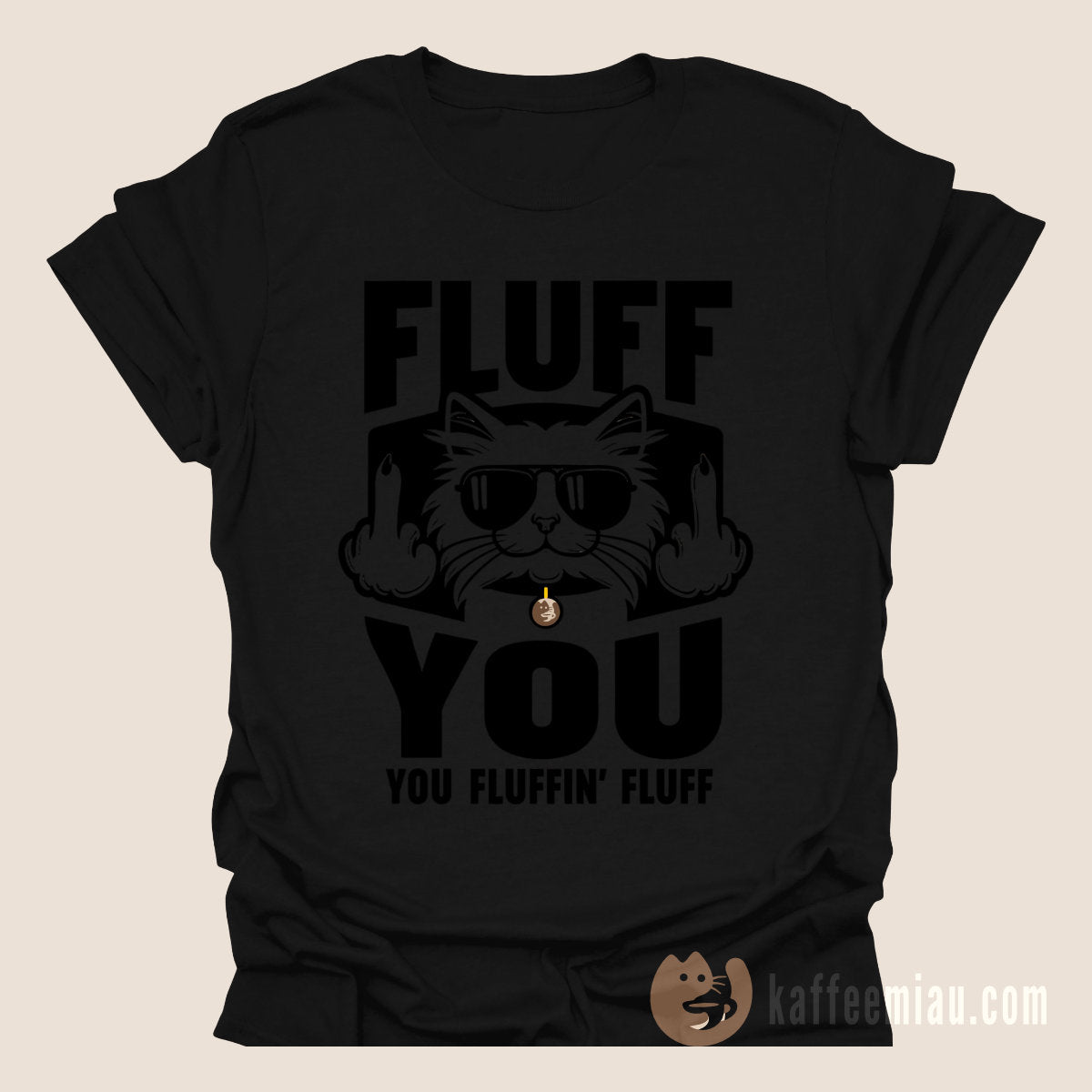 Ein schwarzes T-Shirt mit einer Cartoon-Katze und dem Text "FLUFF YOU YOU FLUFFIN' FLUFF". Der deutsche Text und die Website bewerben schwarze T-Shirts mit Katzenmotiven.