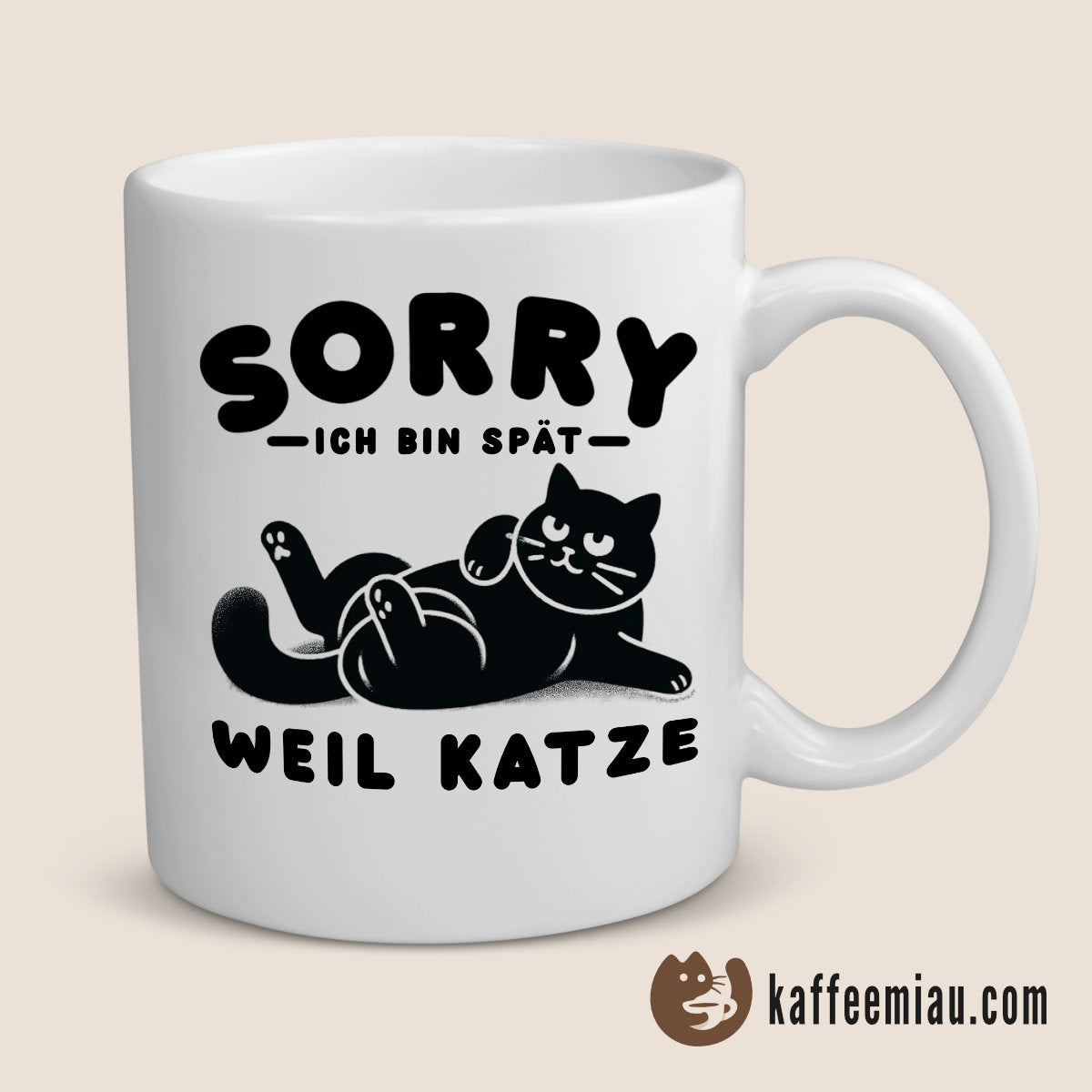 Graues T-Shirt mit einer schwarzen Katzenillustration und deutschem Text. Auf der rechten Seite wird ein Werbetext über T-Shirts aus Bio-Baumwolle mit Katzenmotiven angezeigt, mit einem Link zur Website kaffeemiaou.com.