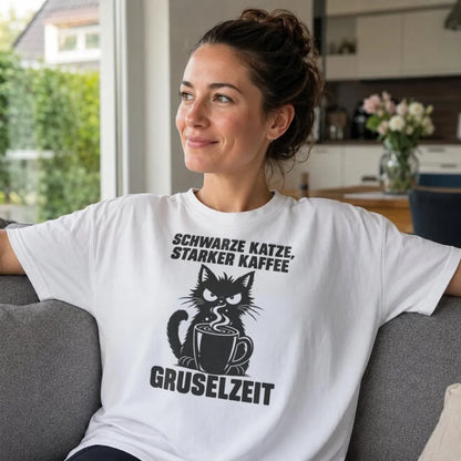 Schwarze Katze, starker Kaffee, Gruselzeit - T-Shirt