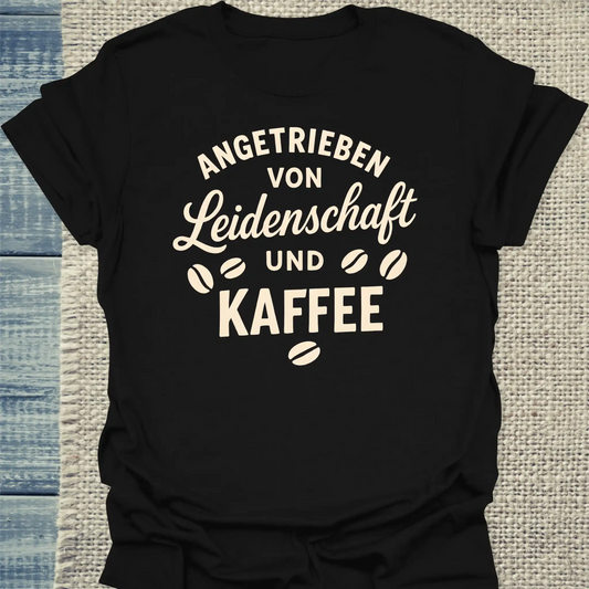 T-Shirt - Angetrieben von Leidenschaft und Kaffee - Unisex - Kaffee Schwarz
