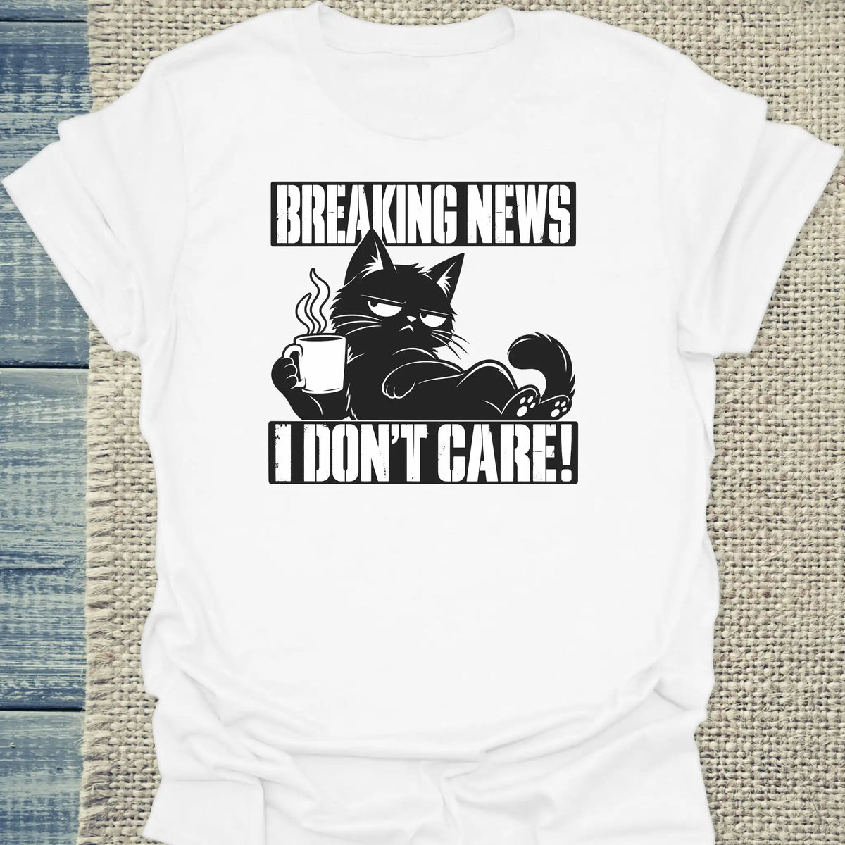 T-Shirt - Breaking News I don’t care - Unisex - Katze & Kaffee Weiß
