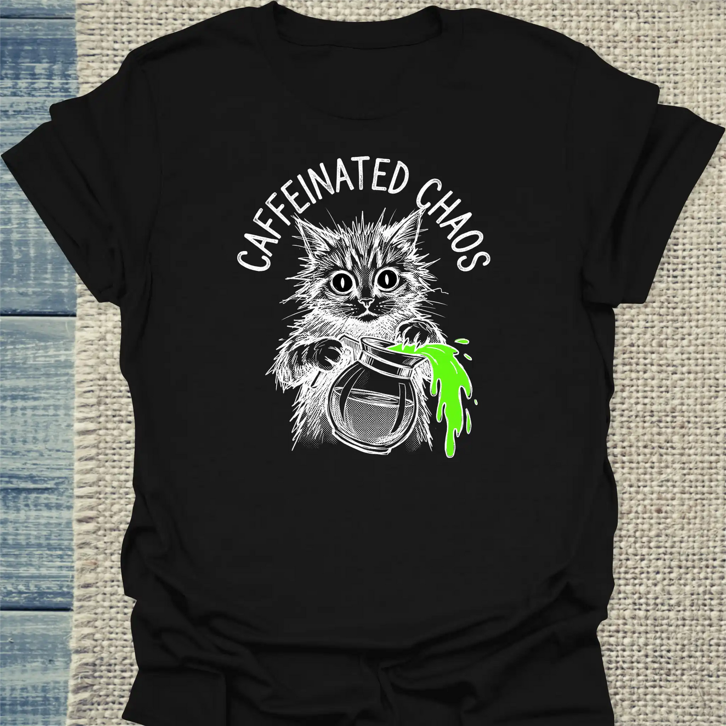 T-Shirt - CAFFEINATED CHAOS - Unisex - Katze & Kaffee Schwarz