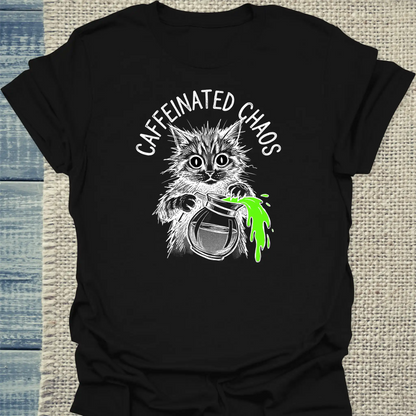 T-Shirt - CAFFEINATED CHAOS - Unisex - Katze & Kaffee Schwarz