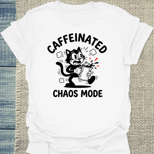 T-Shirt - CAFFEINATED CHAOS - Unisex - Katze & Kaffee Weiß