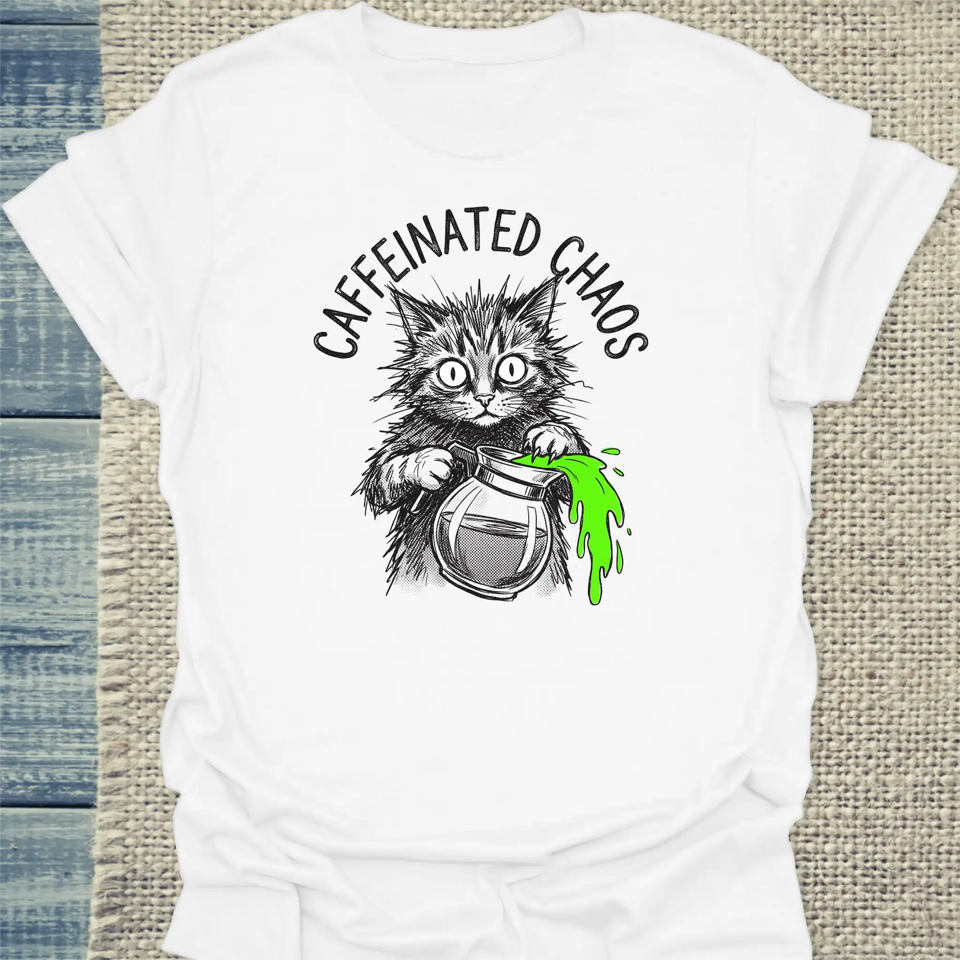 T-Shirt - CAFFEINATED CHAOS - Unisex - Katze & Kaffee Weiß