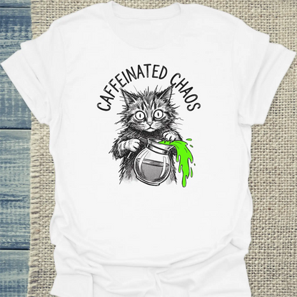 T-Shirt - CAFFEINATED CHAOS - Unisex - Katze & Kaffee Weiß