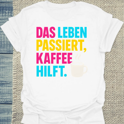 T-Shirt - Das Leben passiert, Kaffee hilft. - Unisex - Kaffee Weiß