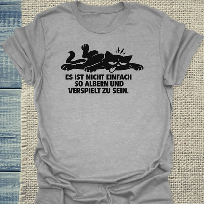 T-Shirt - Es ist nicht einfach, so albern und verspielt zu sein - Unisex - Katze Grau