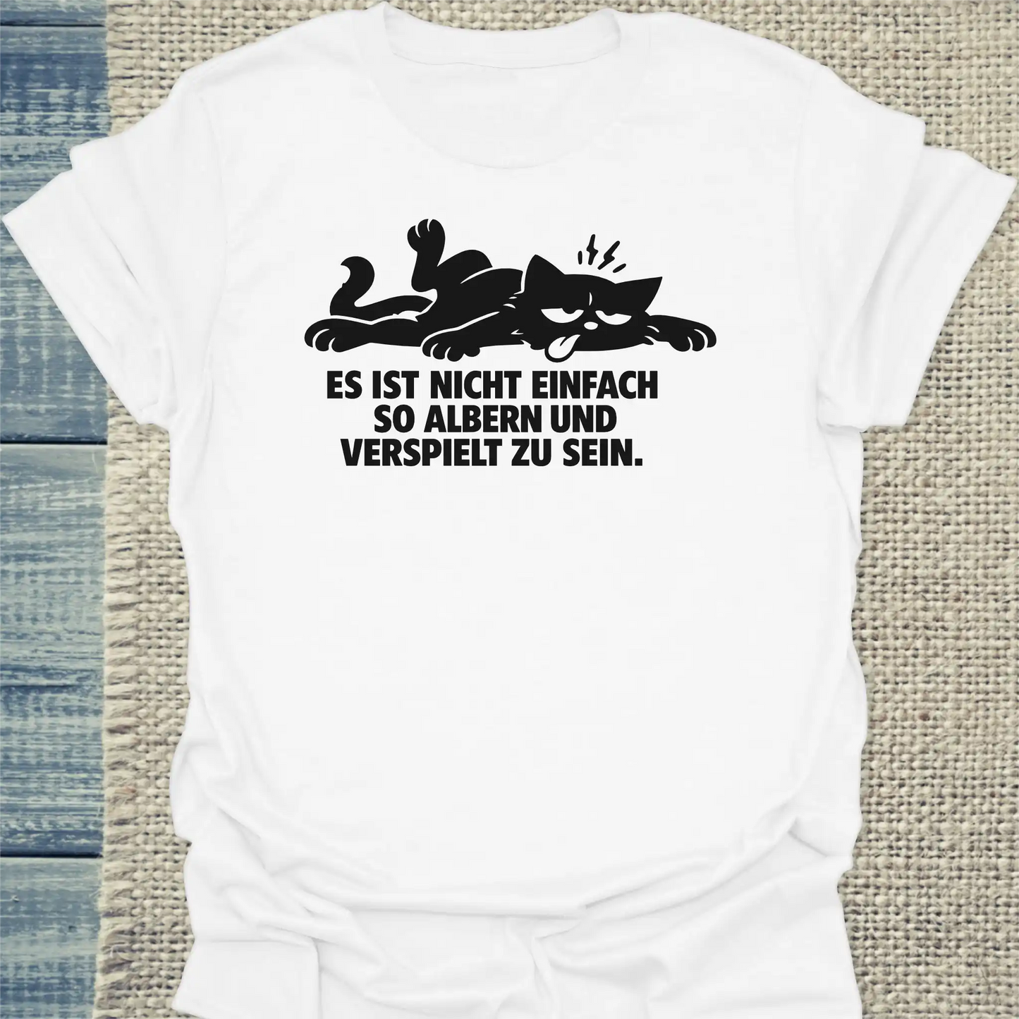 T-Shirt - Es ist nicht einfach, so albern und verspielt zu sein - Unisex - Katze Weiß