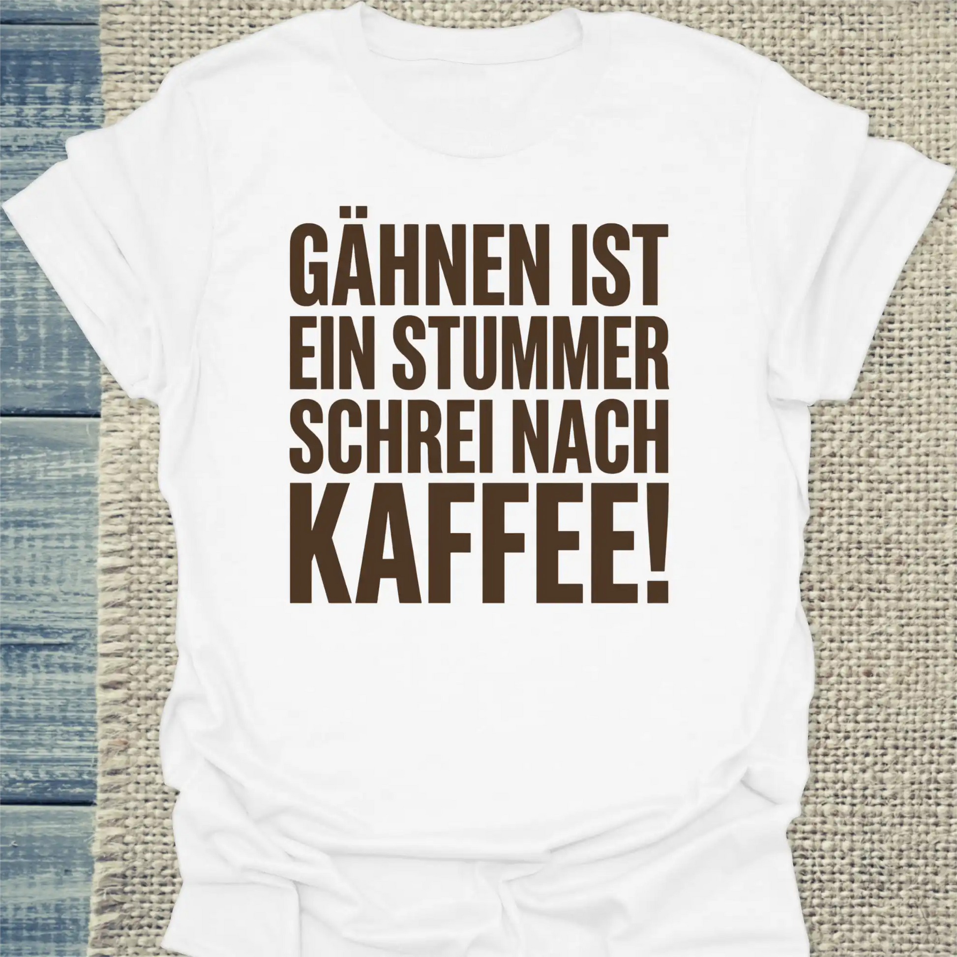 T-Shirt - Gähnen ist ein stummer Schrei nach Kaffee! - Unisex - Kaffee Weiß