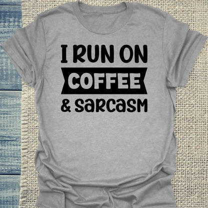 T-Shirt - I run on coffee & sarcasm - Unisex - Kaffee Grau