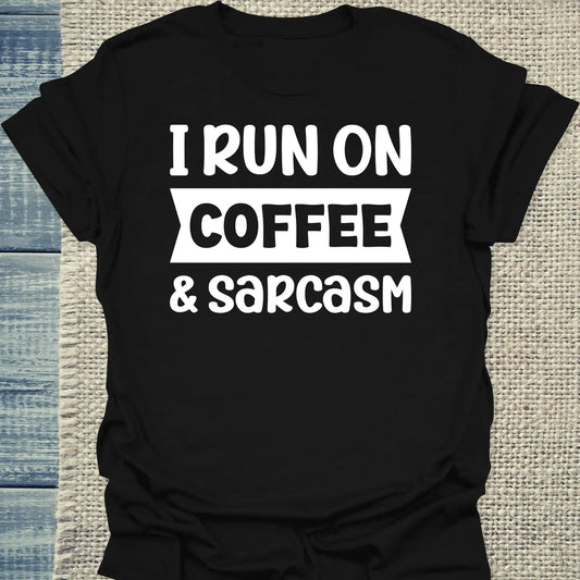 T-Shirt - I run on coffee & sarcasm - Unisex - Kaffee Schwarz