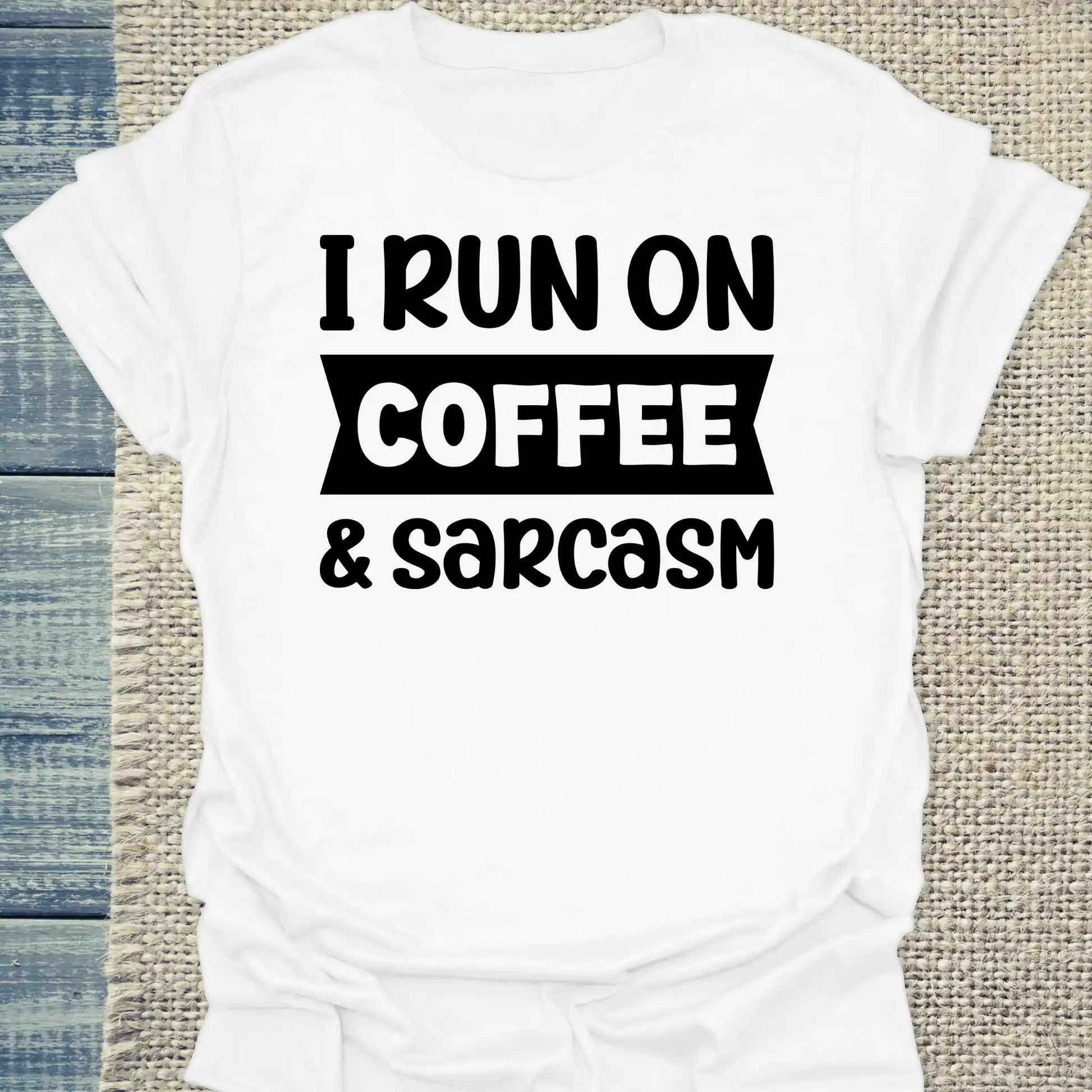 T-Shirt - I run on coffee & sarcasm - Unisex - Kaffee Weiß