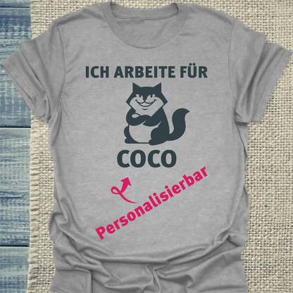 T-Shirt - Ich arbeit für ... - Unisex - Katze, Personalisiert Grau