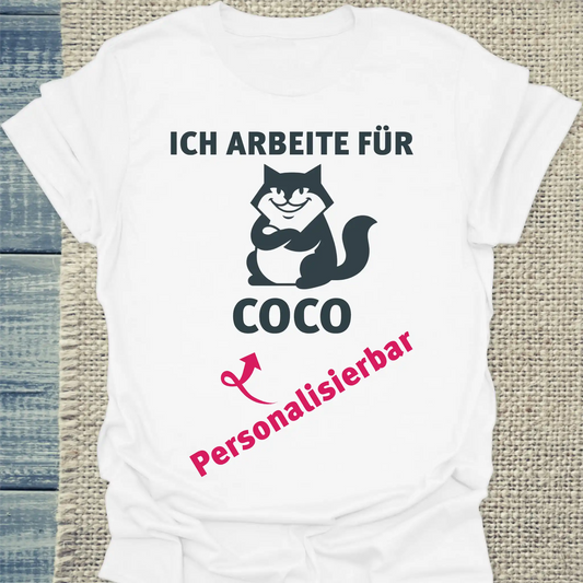 T-Shirt - Ich arbeit für ... - Unisex - Katze, Personalisiert Weiß