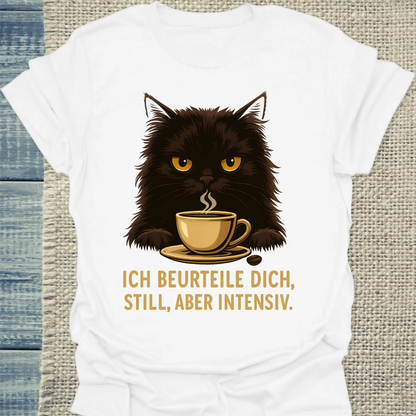 T-Shirt - Ich beurteile dich. Still, aber intensiv. - Unisex - Katze, Kaffee Weiß
