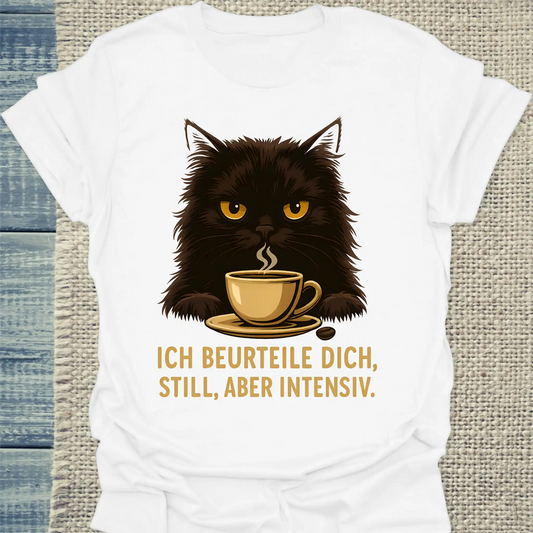 T-Shirt - Ich beurteile dich. Still, aber intensiv. - Unisex - Katze, Kaffee Weiß