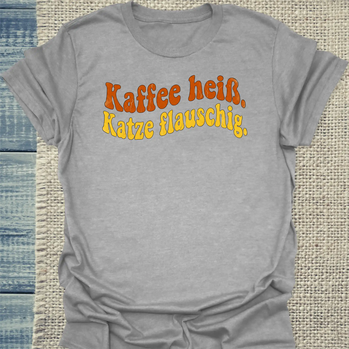 T-Shirt - Kaffee heiß. Katze flauschig. - Unisex - Katze & Kaffee Grau
