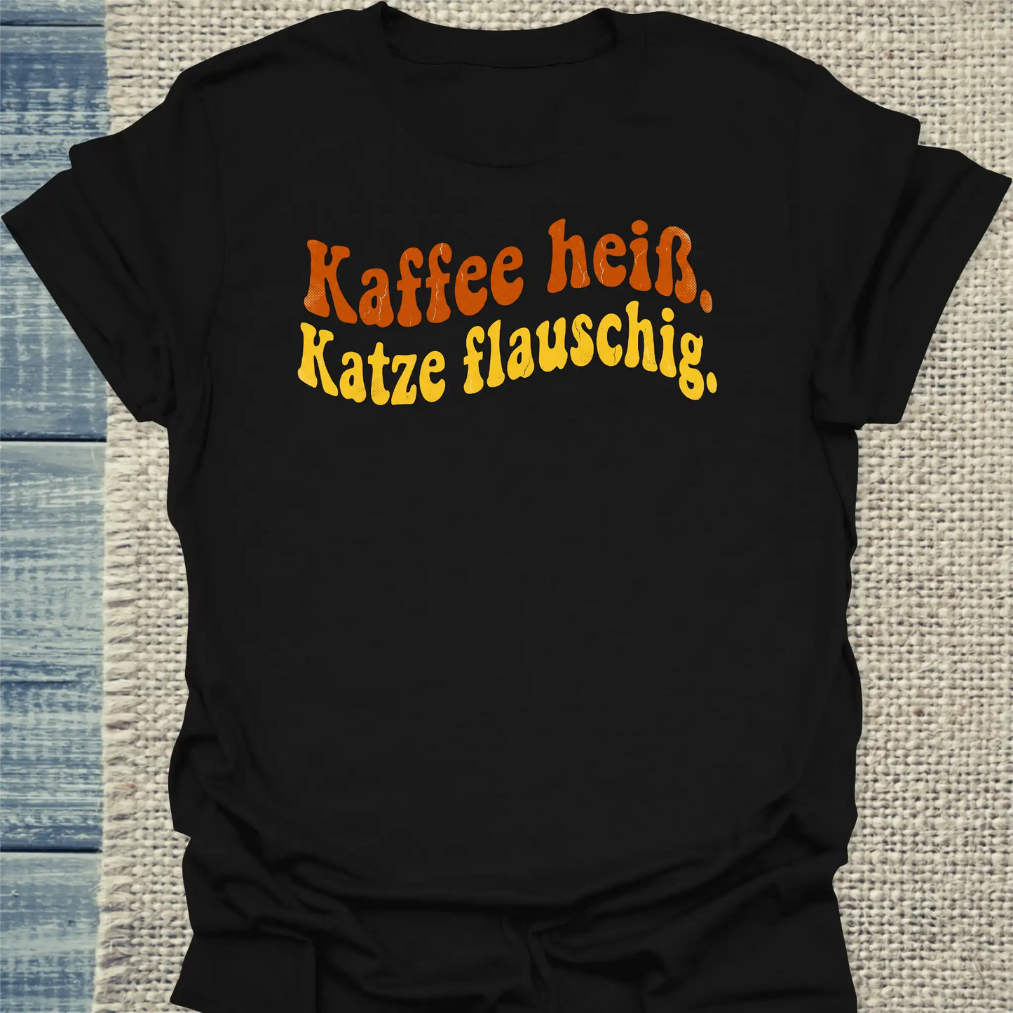 T-Shirt - Kaffee heiß. Katze flauschig. - Unisex - Katze & Kaffee Schwarz
