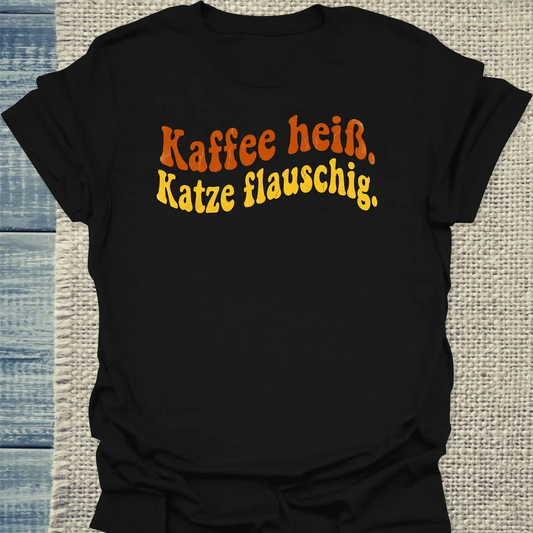 T-Shirt - Kaffee heiß. Katze flauschig. - Unisex - Katze & Kaffee Schwarz