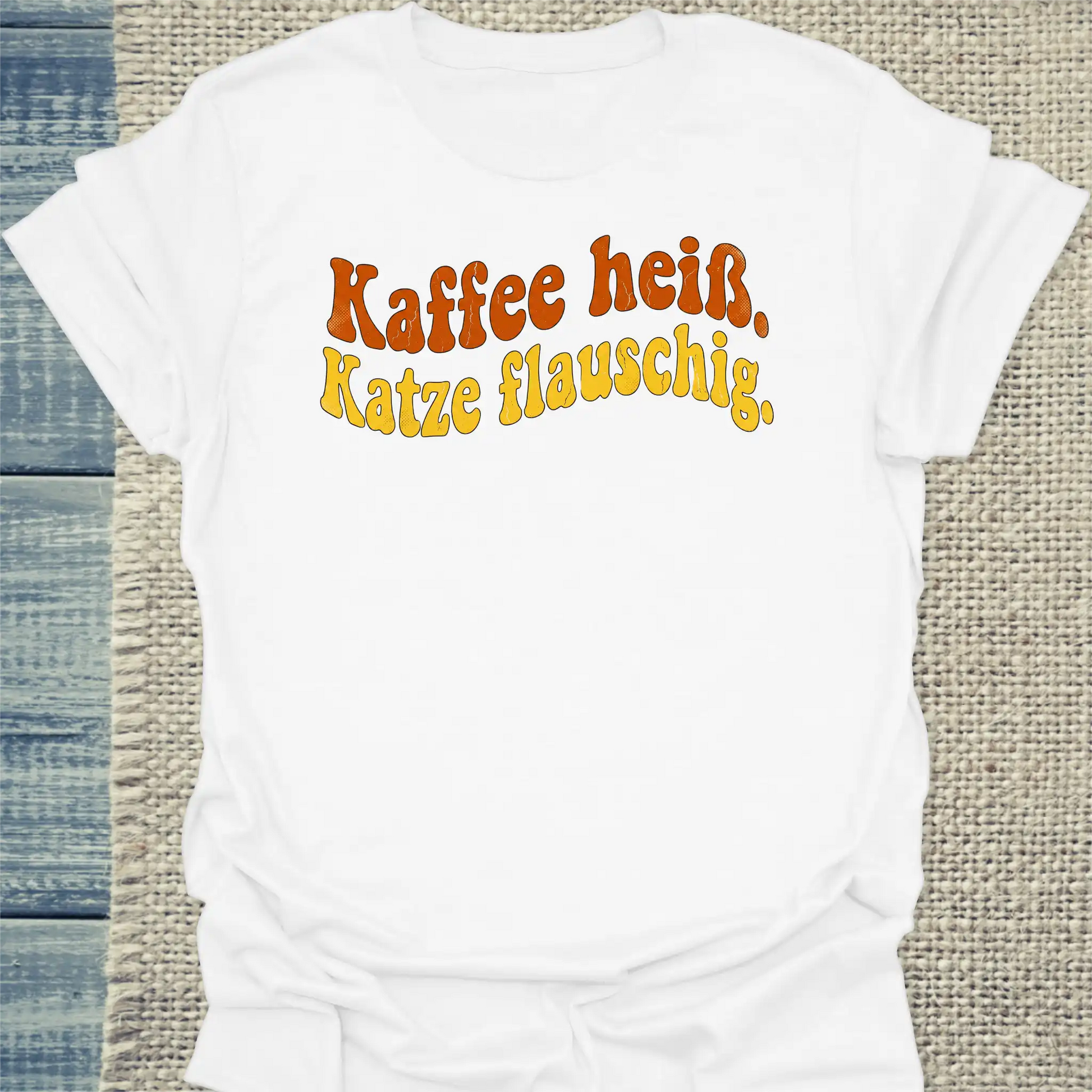 T-Shirt - Kaffee heiß. Katze flauschig. - Unisex - Katze & Kaffee Weiß