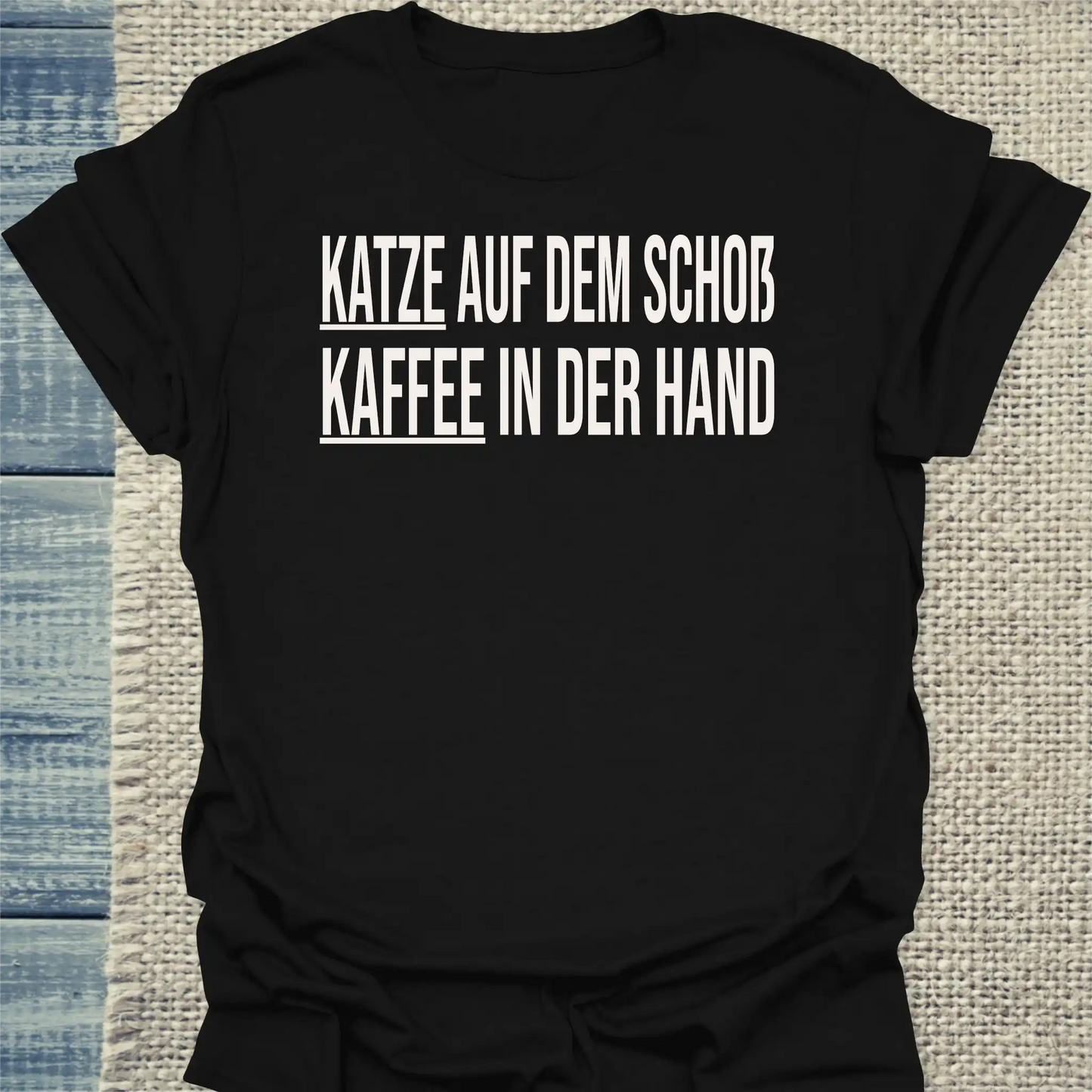 T-Shirt - Katze auf dem Schoß. Kaffee in der Hand. - Unisex - Katze & Kaffee Schwarz