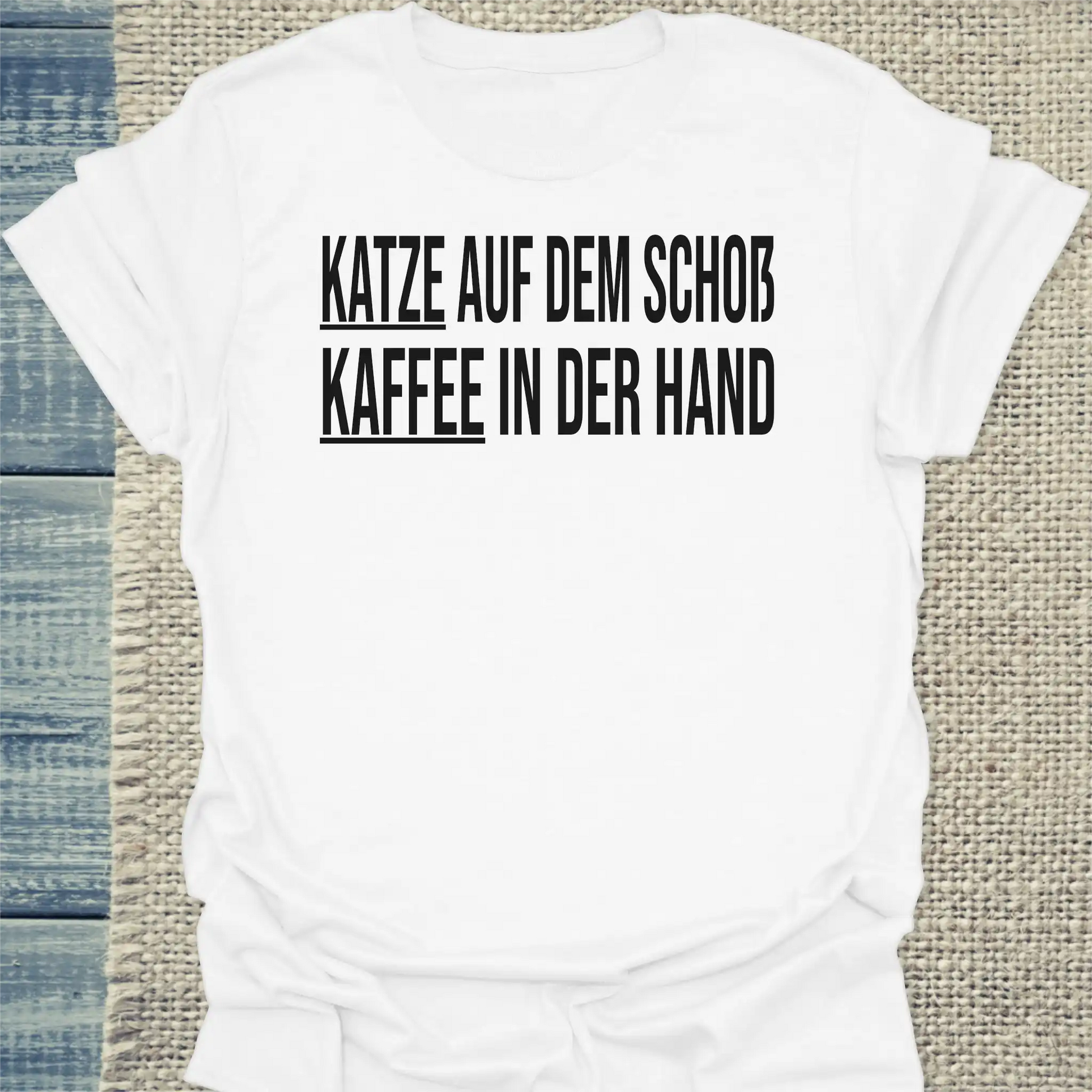 T-Shirt - Katze auf dem Schoß. Kaffee in der Hand. - Unisex - Katze & Kaffee Weiß