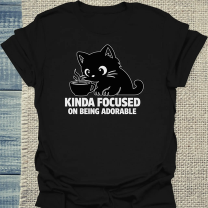 T-Shirt - Kinda focused on being adorable - Unisex - Katze & Kaffee Schwarz