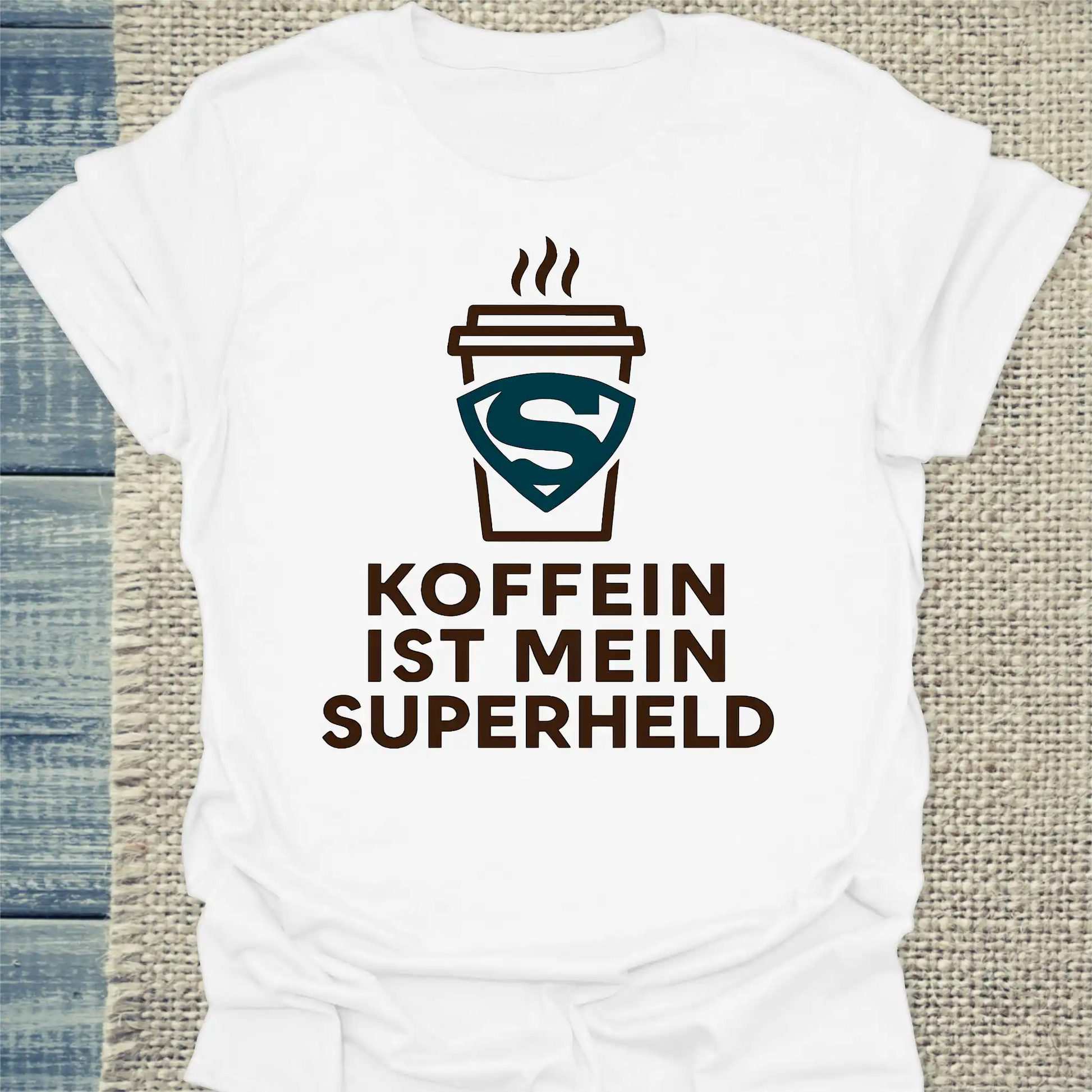 T-Shirt - Koffein ist mein Superheld Becher - Unisex - Kaffee Weiß