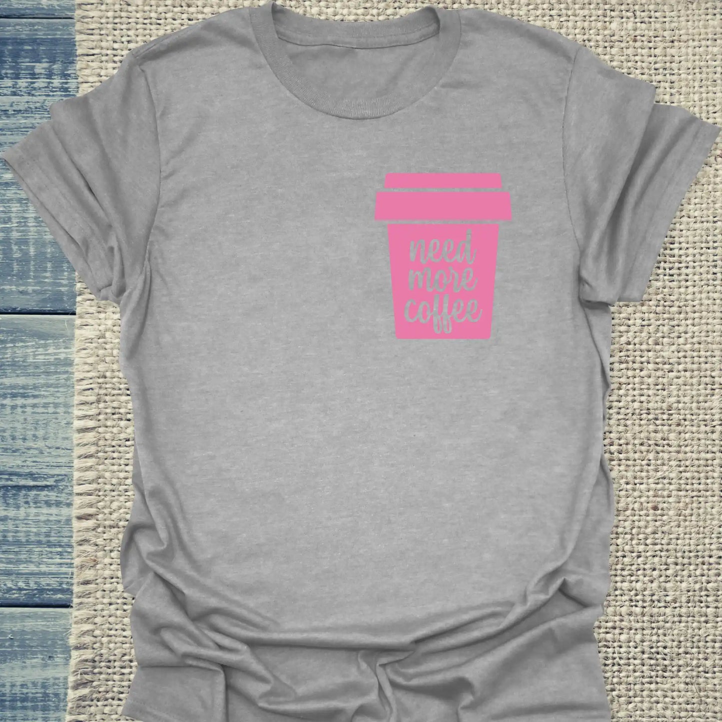 T-Shirt - Need More Coffee - Unisex - Kaffee Grau