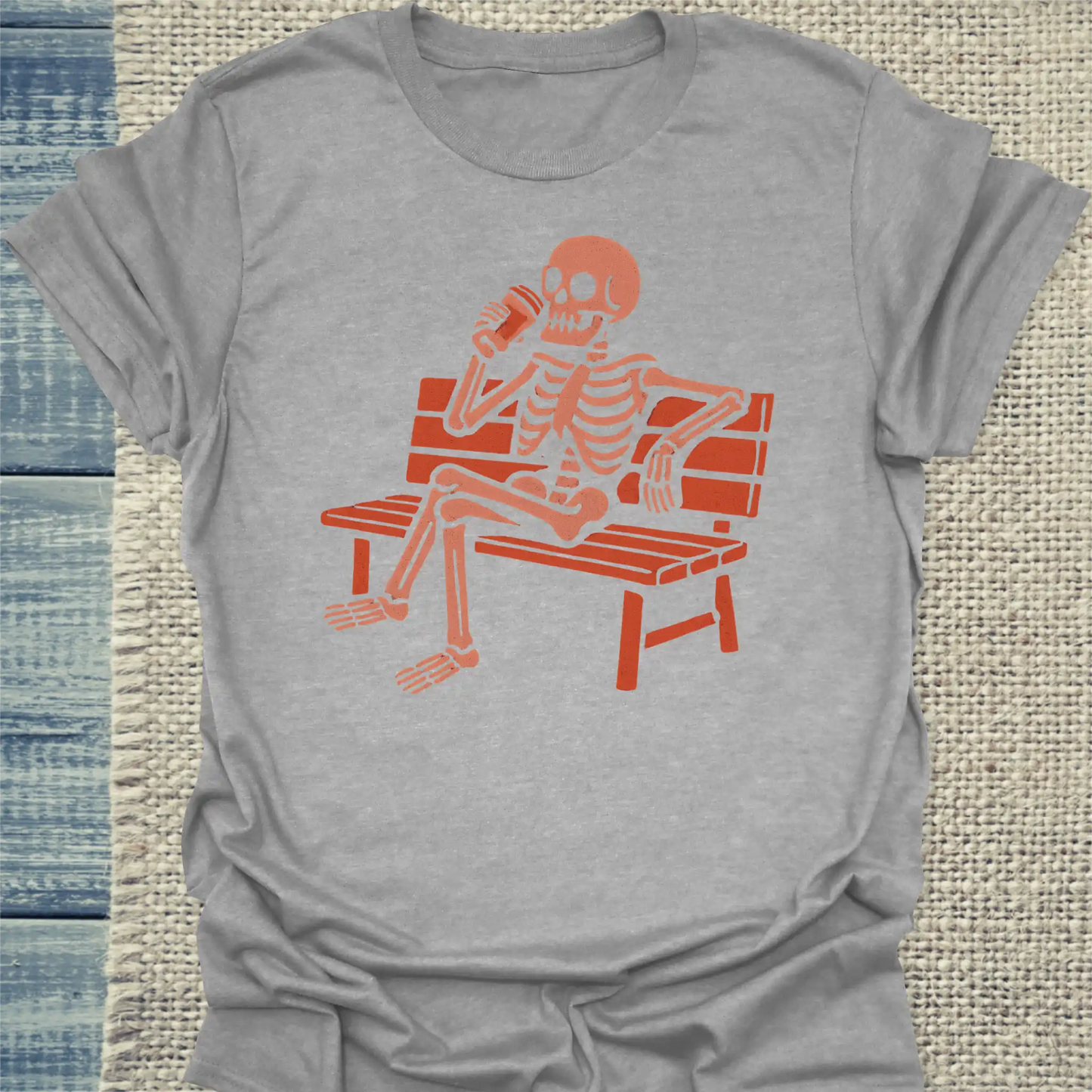 T-Shirt - Skelett trinkt Kaffee - Unisex - Kaffee Grau