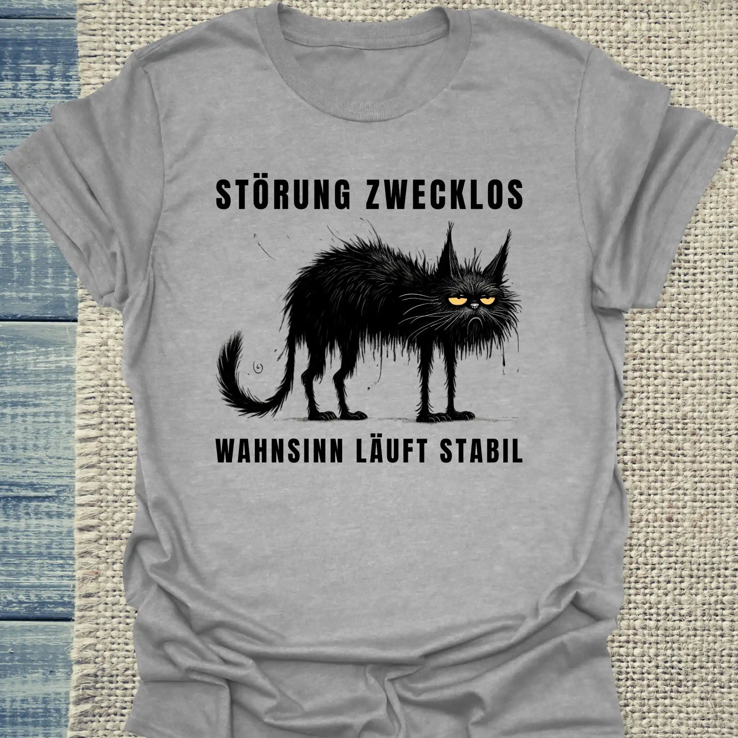 T-Shirt - Störung zwecklos – Wahnsinn läuft stabil - Unisex - Katze, Black Edition Grau