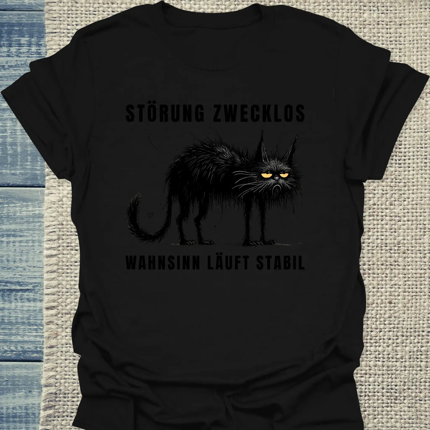 T-Shirt - Störung zwecklos – Wahnsinn läuft stabil - Unisex - Katze, Black Edition Schwarz