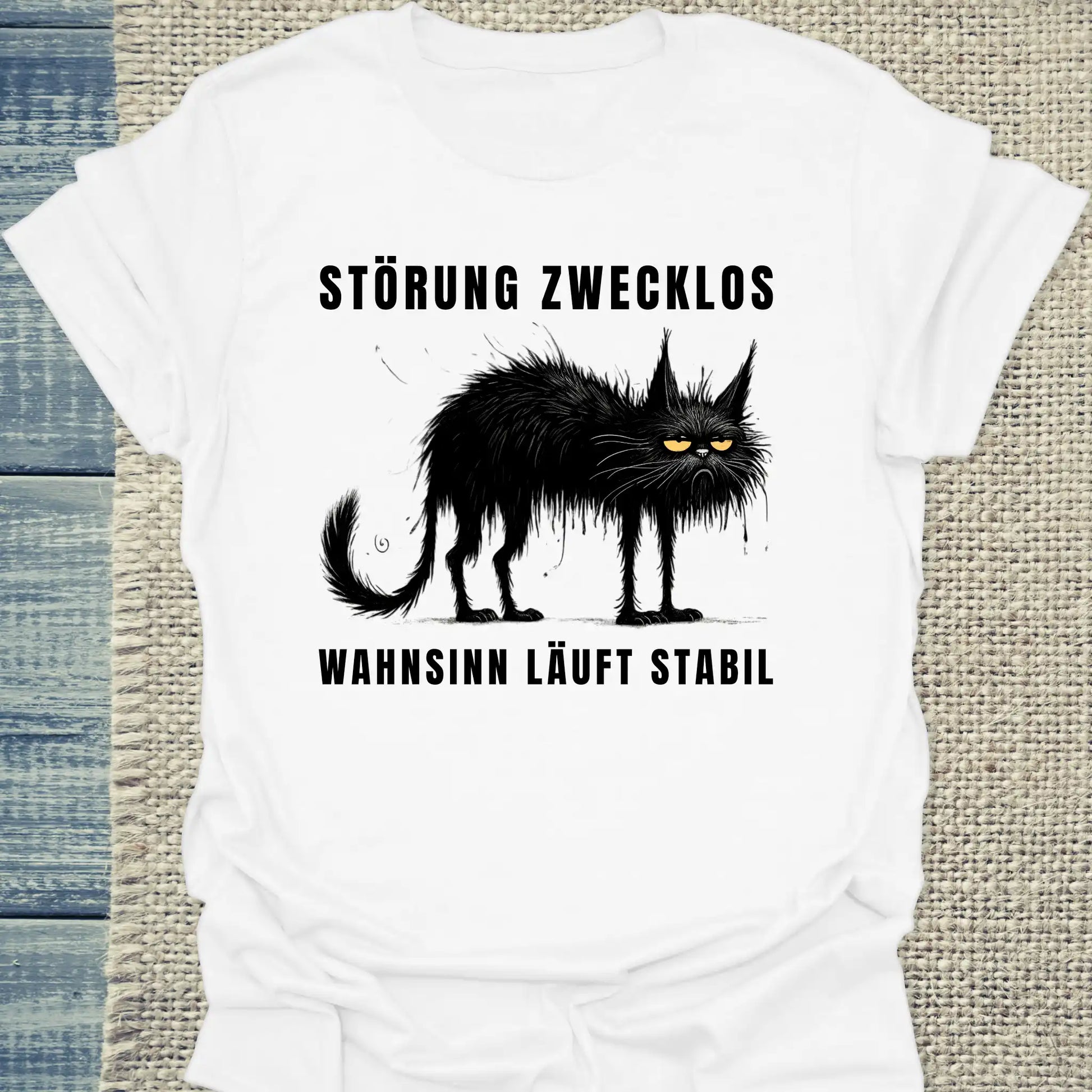 T-Shirt - Störung zwecklos – Wahnsinn läuft stabil - Unisex - Katze, Black Edition Weiß