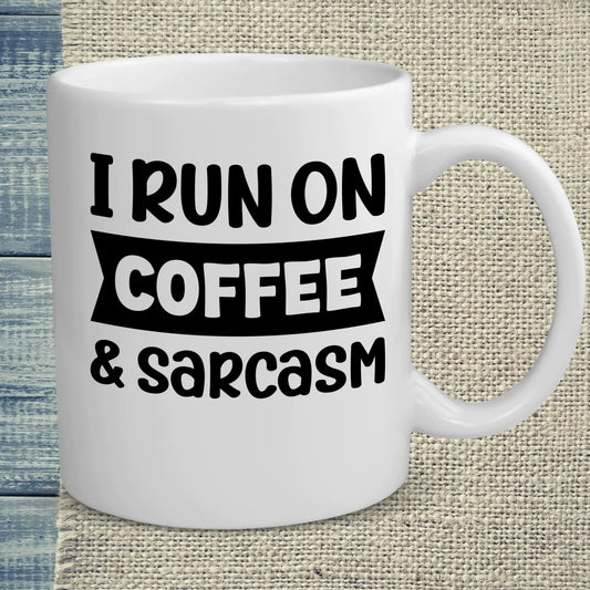 Tasse 325ml - I run on coffee & sarcasm - Kaffee